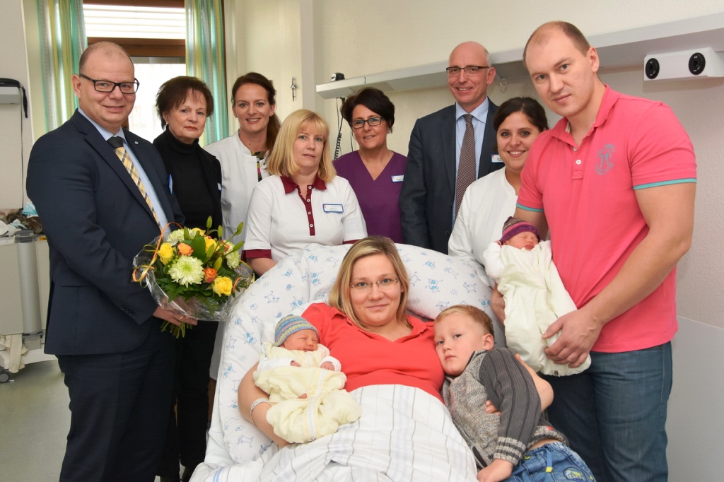 Foto (© Annett Mirbach) v.l.: Michael Hanke (kfm. Direktor), Iris Strohband-Wallmichrath (ltd. Hebamme), Dr. med. Barbara Richrath (Oberärztin der Gynäkologie/Geburtshilfe), Stationsleiterinnen Edith Senz und Claudia Grisar, Pflegedirektor Michael Bartmann, Stationsärztin Susanne Spitzfaden, Johannes Steinhauer mit Melissa im Arm und ganz vorne Olga Steinhauer mit Viktoria und Maximilian