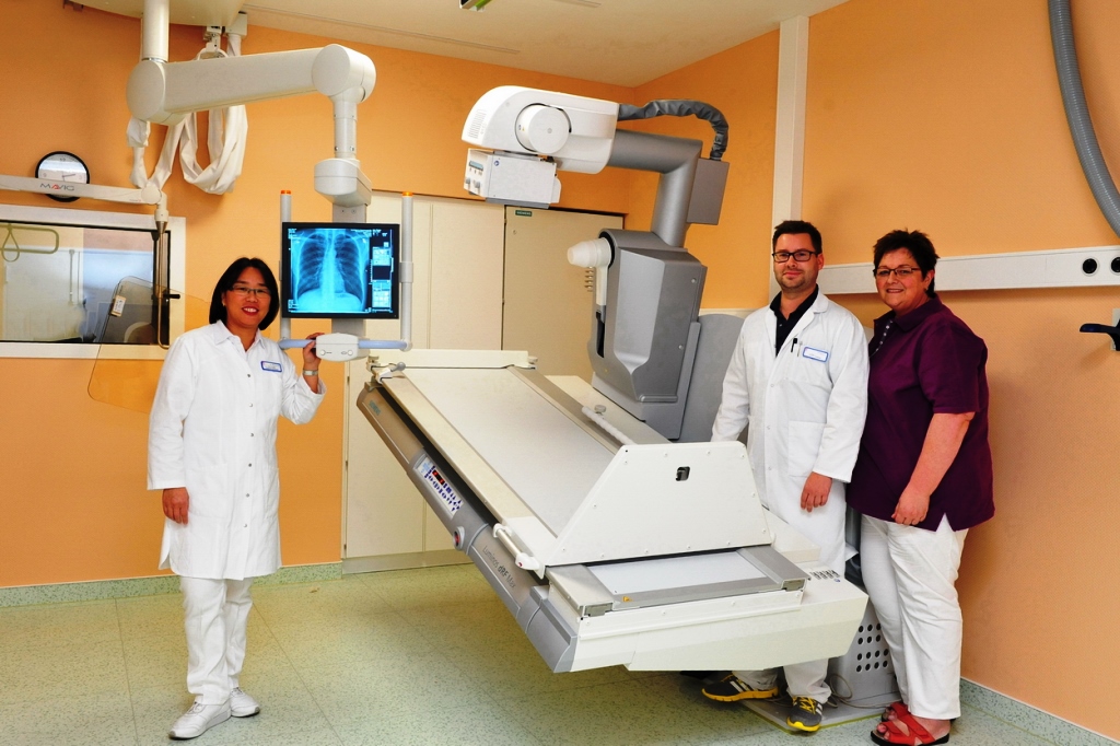 Foto (© K. Erdem) v.l.: Dr. med. Erika Kim (Chefärztin der Radiologie), Oberarzt Felix Engel und Frau Liane Lehne (leitende MTRA) an dem neuen Durchleuchtungssystem im St. Marien-Hospital Düren