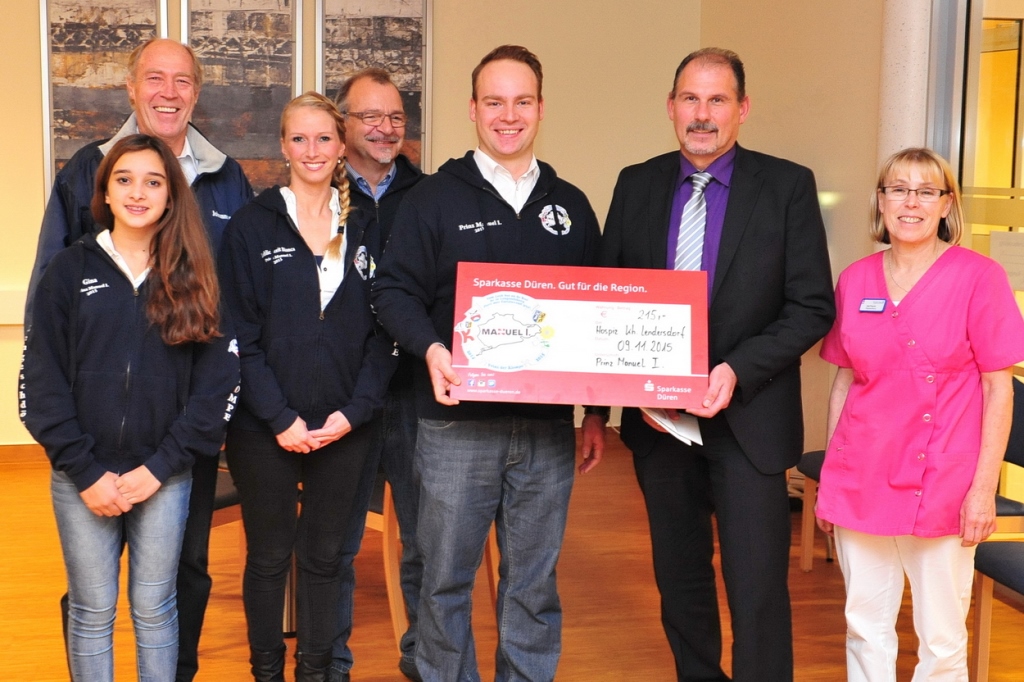 Fotos (© K. Erdem) v.l.: Gina Clemens (Tochter), Johannes Schindler (Adjutant), Bianca Clemens (Lieblichkeit), Ralf Kurth (Adjutant), Manuel Schindler (Prinz Manuel I.), Renardo Schiffer (kfm. Direktor St. Augustinus Krankenhaus) und Gabi Prescher (Pflegedienstleitung stationäres Hospiz), nicht auf den Fotos: Samira Draths (Adjutantin)