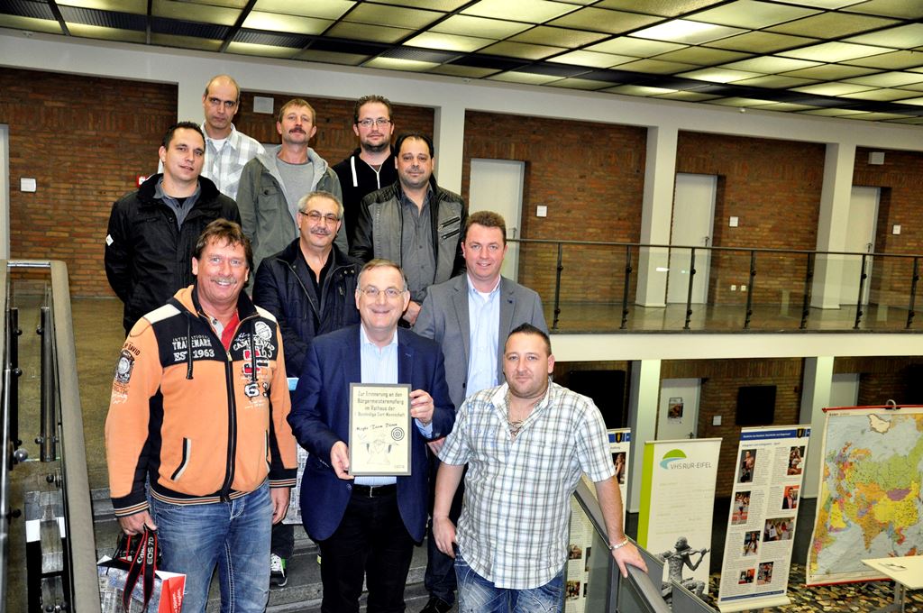 Foto: Bürgermeister Paul Larue empfing die Bundesliga-Dart-Spieler des Magic Teams Düren im Rathaus.