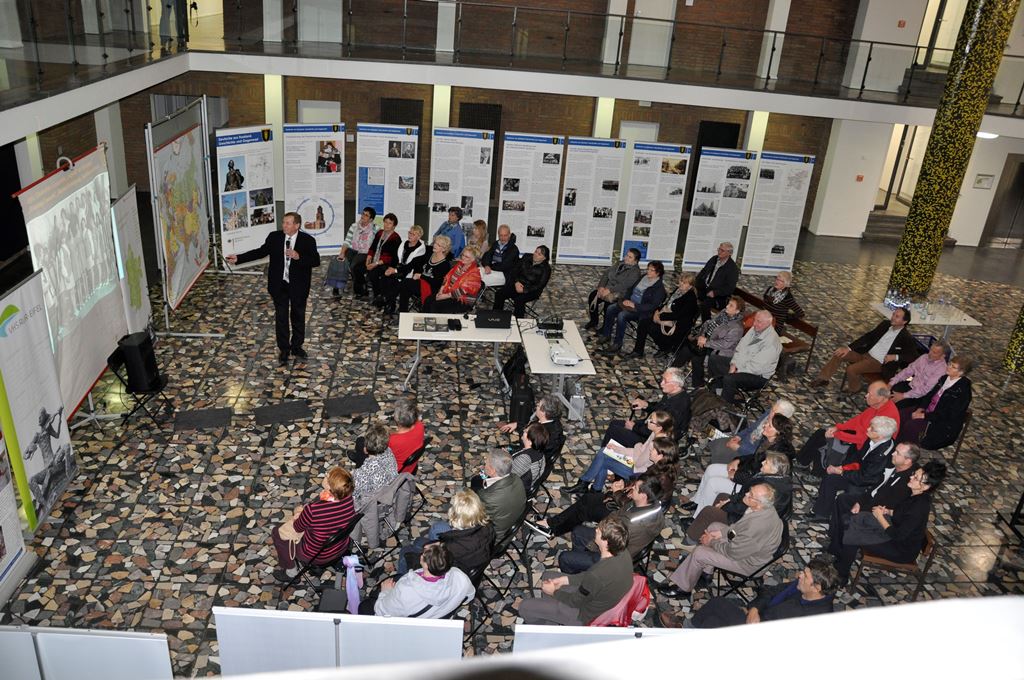 Foto: Projektleiter Jakob Fischer führte in die Ausstellung ein.