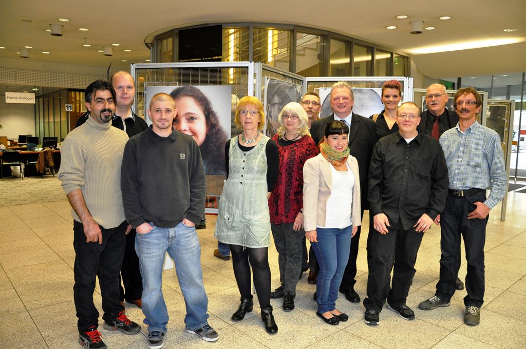 Foto: Die Teilnehmerinnen und Teilnehmer des low-tec-Projektes zeigen Gesichter und Ansichten Dürens im Bürgerbüro.