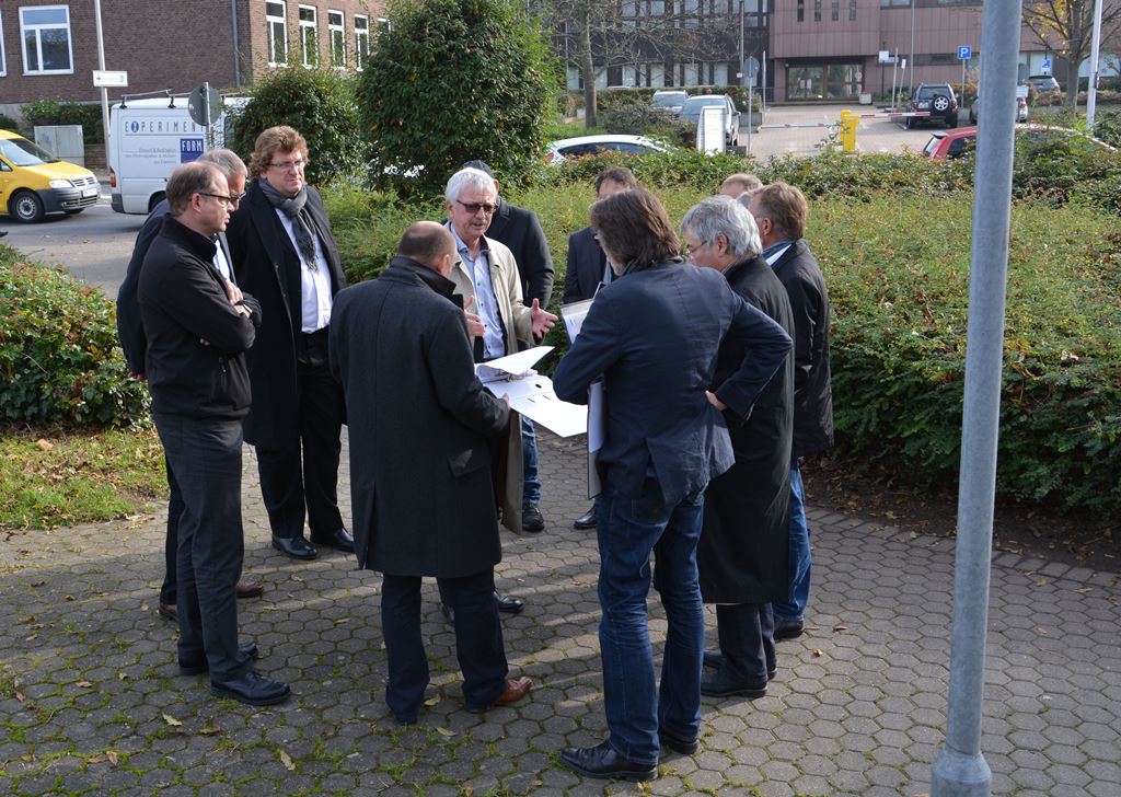 Foto: Mitglieder des neu eingesetzten Gestaltungsbeirates der Stadt Düren bei der Ortsbesichtigung des ehemaligen Stadthallengeländes.