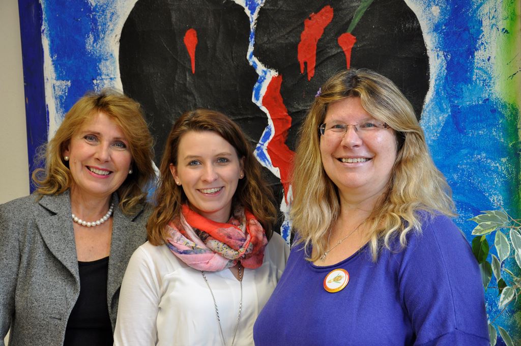 Foto: von links: Frauenbüroleiterin  Christina van Essen, Mitarbeiterin Britta Harzheim und Referentin Margret Lauscher sensibilisieren für schwieriges Thema.