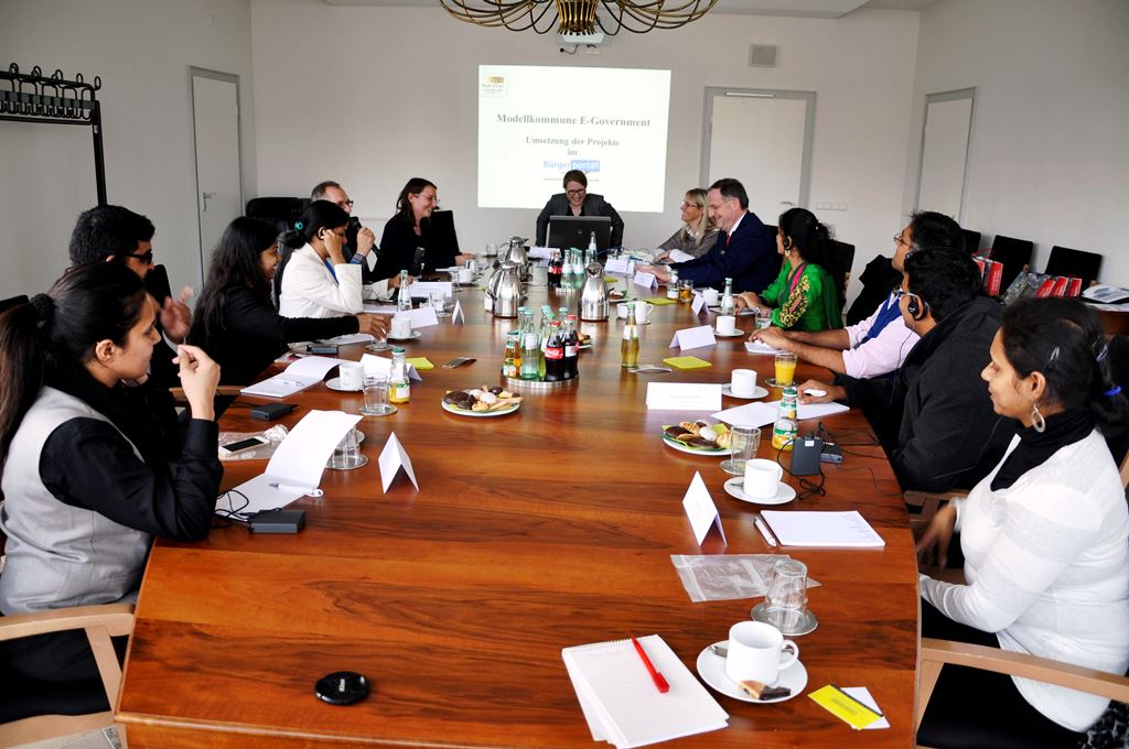 Foto: Die Vorstellung des Projektes Modellkommune E-Government der Stadt Dü-ren stieß bei den Teilnehmerinnen und Teilnehmern der indischen Delegation auf reges Interesse.