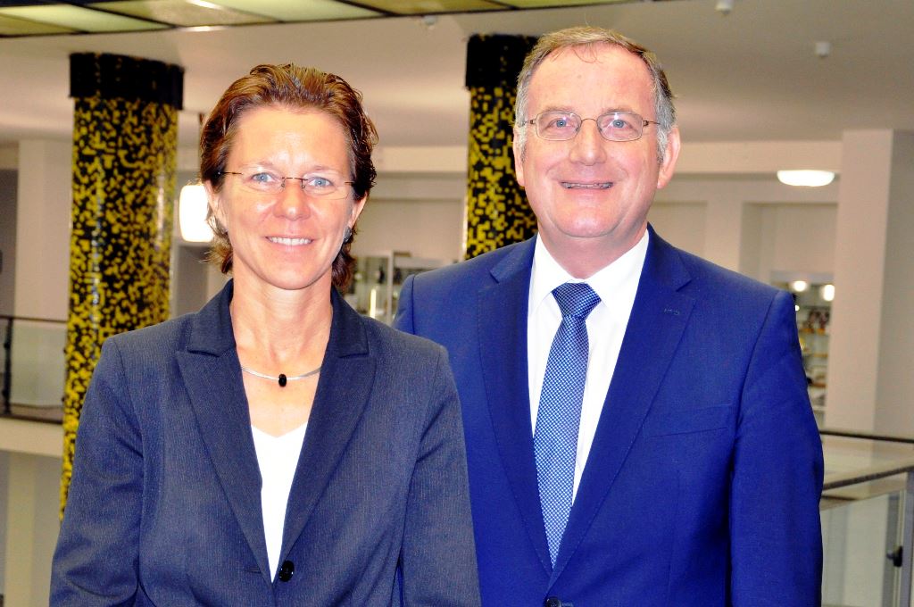 Foto: Dr. Claudia Fülling zog im Gespräch mit Bürgermeister Paul Larue eine erste Bilanz über ihren Start als Schulleiterin am GaW.