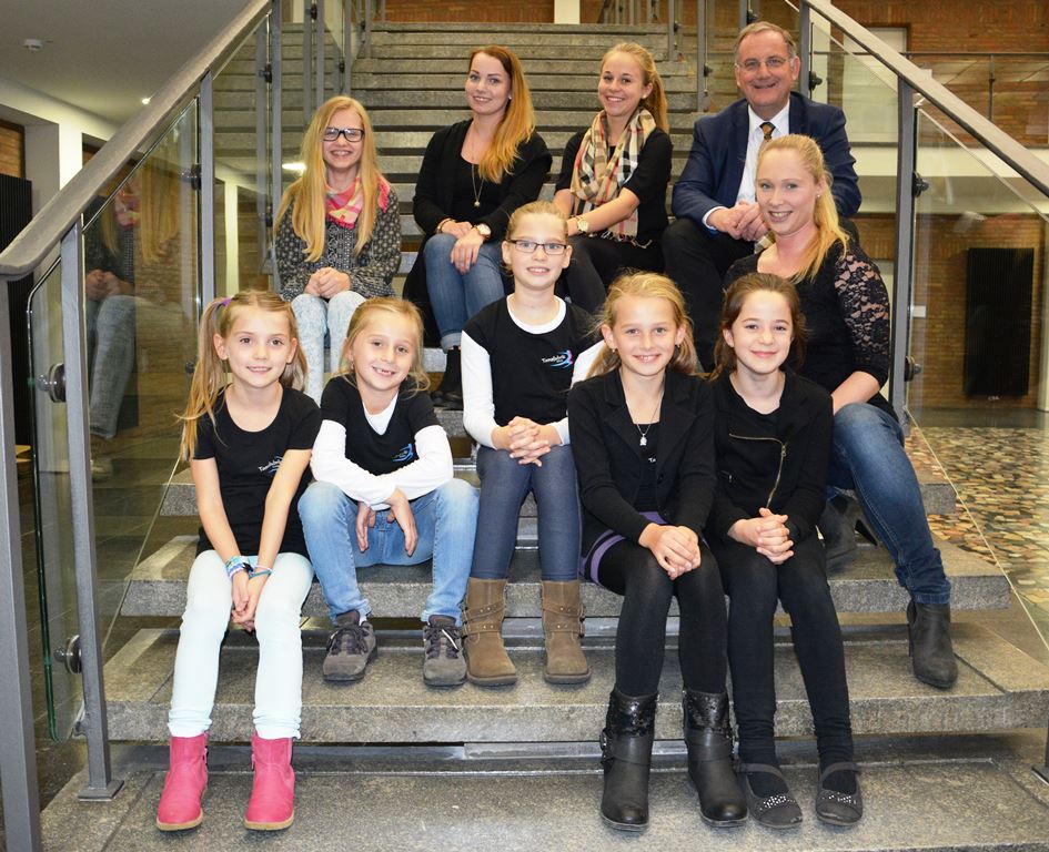 Foto: Gruppenfoto mit dem Bürgermeister auf der Treppe im Rathausfoyer.