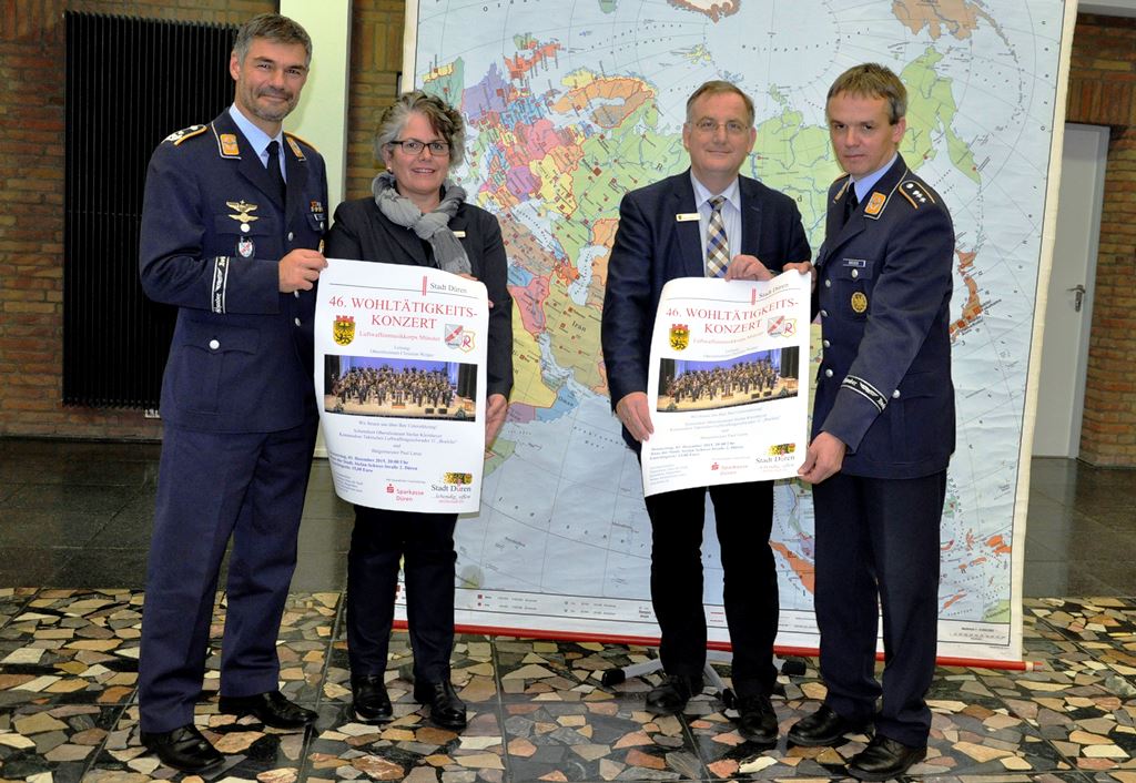 Foto: Von rechts: Hauptmann Klaus Breiden, Bürgermeister Paul Larue, Sabine Briscot-Junkersdorf und der Stellv. Kommodore Oberstleutnant Oliver Spoerner, hoffen auf viele Besucher beim 46. Wohltätigkeitskonzert.