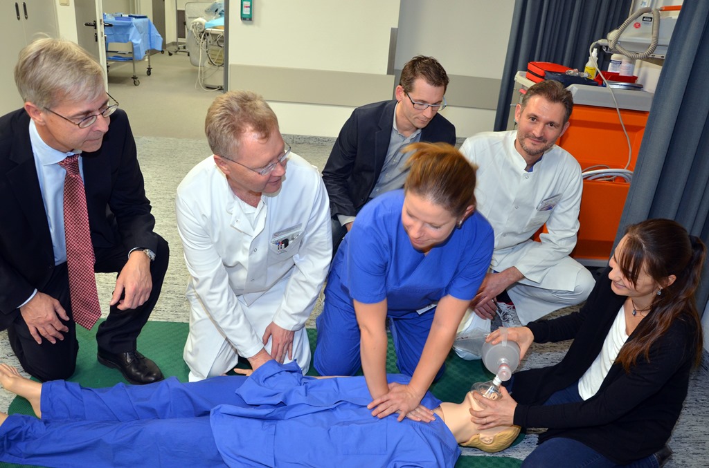 Beim Herzinfarkt zählt jede Minute. Deshalb boten die Kardiologie mit Chefarzt Dr. Hermann Roth (l.) und die Anästhesie mit Chefarzt Prof. Dr. Stefan Schröder (2.v.l.) beim Patientenforum im Krankenhaus Düren auch ein Reanimationstraining an. Foto: Krankenhaus Düren zum honorarfreien 