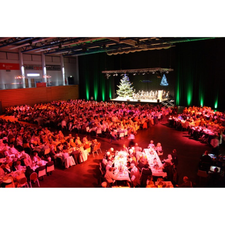 Die Seniorinnen und Senioren erfreuen sich am vorweihnachtlichen Programm in der Arena Kreis Düren, in dessen Verlauf Bruce Kapusta für stimmungsvolle Unterhaltung sorgt.