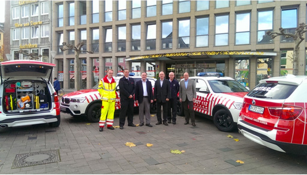 (v. li.) Stefan Erdmann (Feuerwehr Düren), Johannes Rothkranz (Stadt Düren) Bürgermeister Paul Larue, RDKD-Vorstandssprecher Peter Kaptain, Heinz-Peter Salentin und Ralf Butz (beide RDKD) stellten die ersten vier neuen Notarzteinsatzfahrzeuge vor.