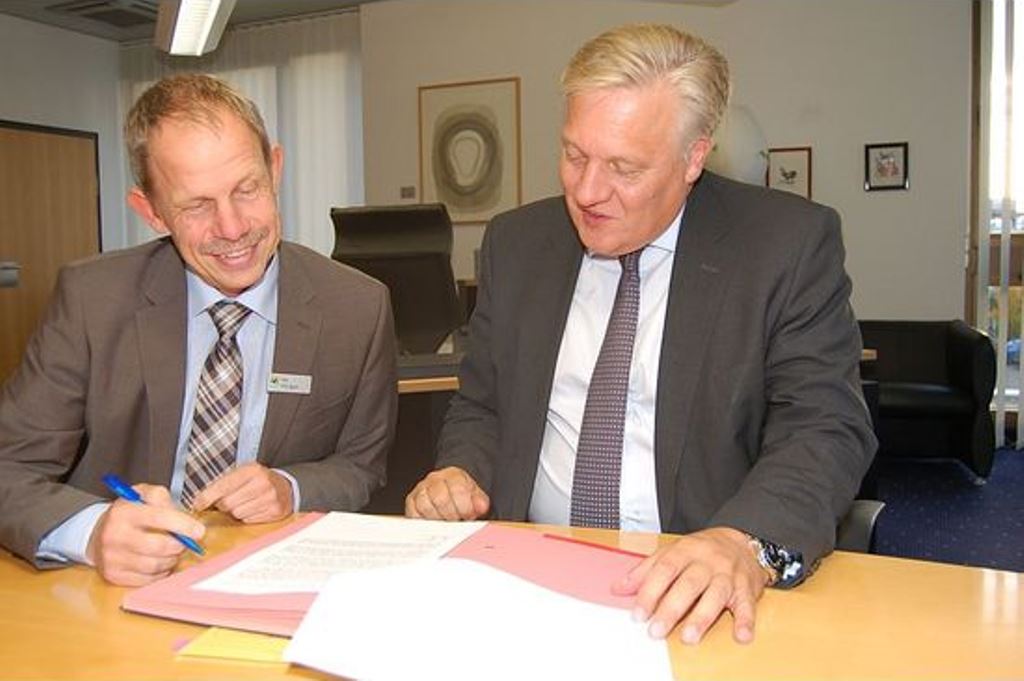 Landrat Wolfgang Spelthahn (r.) und Kreiskämmerer Dirk Hürtgen verzichten auf einen Doppelhaushalt, da die Kosten des Flüchtlingszuzuges für 2017 derzeit nicht kalkuliert werden können. 