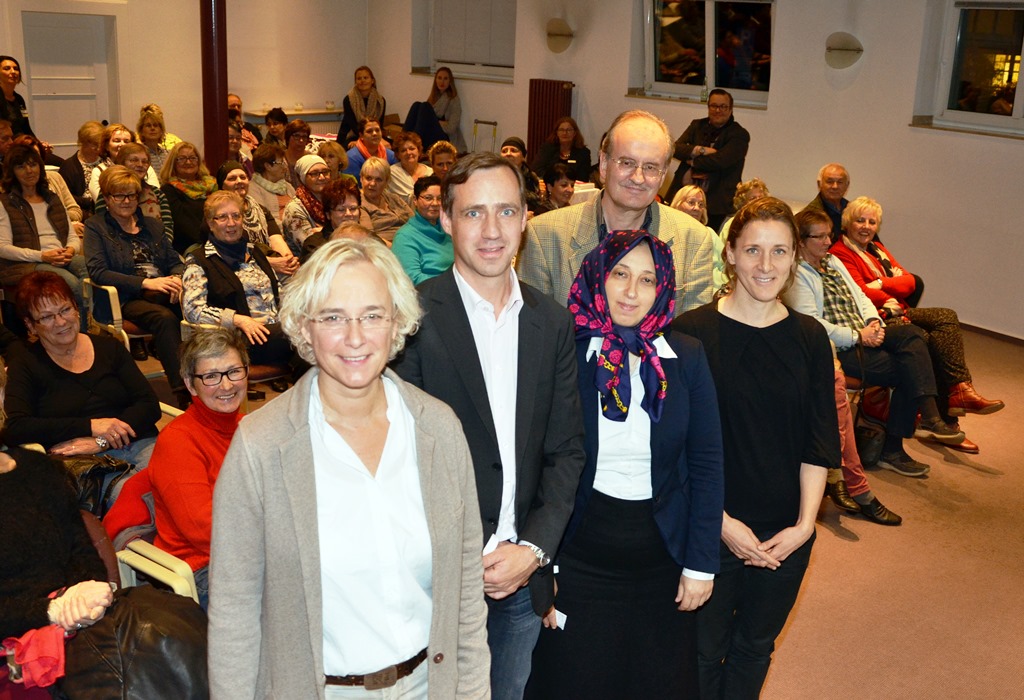 Beate Rahn, Dr. Axel Sauerwald, Mücella Türker und Dr. Susanne Brandner (von links) stellten beim Patientinnentag der Frauenklinik im Krankenhaus Düren Möglichkeiten vor, das körperliche Wohlbefinden während der Krebstherapie zu stärken. Prof. Dr. Gerd Crombach (hinten) vertrat das St. Marien-Hospital, das mit dem Krankenhaus Düren im 