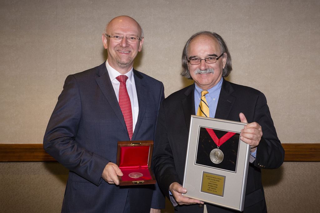 Prof. Martin Winter (links) wird mit dem "Carl Wagner Memorial Award" und dem "Battery Division Research Award" der Electrochemical Society (ESC) geehrt. ESC-Präsident Dr. Daniel Scherson von der Case Western Reserve University in Cleveland/Ohio überreicht die Auszeichnungen. Copyright: Electrochemical Society