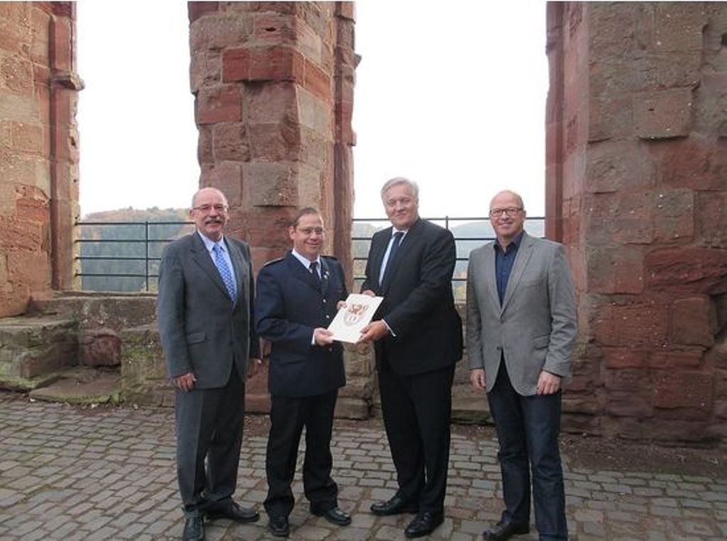 Landrat Wolfgang Spelthahn überreichte Karlheinz Eismar (2.v.l.) die Bestellungsurkunde zum Ehrenbeamten auf Zeit. Zu den ersten Gratulanten gehörten Kreisdezernent Peter Kaptain (l.) und Ralf Butz, Leiter des Amtes für Bevölkerungsschutz (r.).