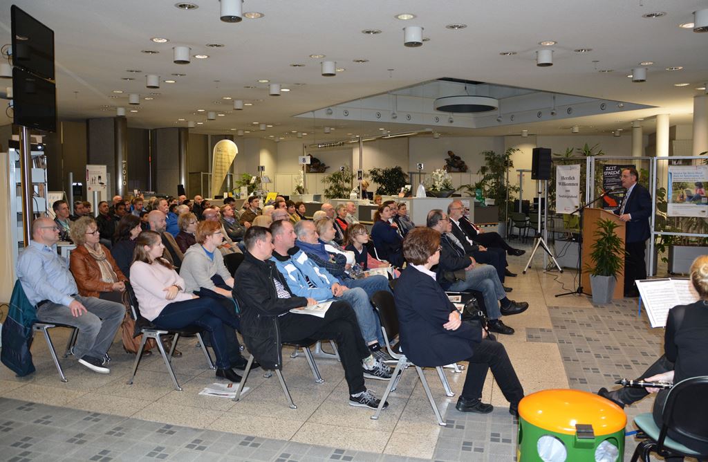 Foto: Viele interessierte Neubürgerinnen und Neubürger folgten der Einladung von Bürgermeister Paul Larue zum 25. Neubürgerabend im Bürgerbüro der Stadt.