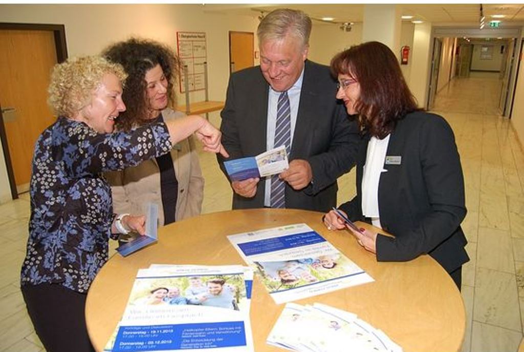 Landrat Wolfgang Spelthahn und seine Mitarbeiterinnen (v.l) Doris Peitz, Elke Borgmann und Elke Ricken-Melchert laden zu zwei spannenden Vorträgen zum Thema Kindererziehung ins Kreishaus Düren ein. 