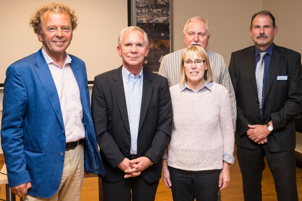 Foto (© Horst Mertens) v.l.: Prof. Dr. Andreas Heller, Dr. med. Matthias Imdahl (Ärztlicher Direktor), Gabi Prescher (Ltg. Stationäres Hospiz), Dr. med. Herbert Wilmsen (Chefarzt der Neurologie) und Renardo Schiffer (kfm. Direktor St. Augustinus Krankenhaus Düren)