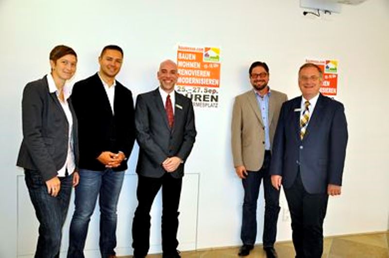Von links: Claudia Weber von der Stadtentwässerung Düren, Projektleiter Jens Hansen, Ralf Adam vom Amt für Stadtentwicklung, MESA-Geschäftsführer Marcel Becker und Schirmherr Bürgermeister Paul Larue laden zur achten Baumesse auf dem Annakirmesplatz.