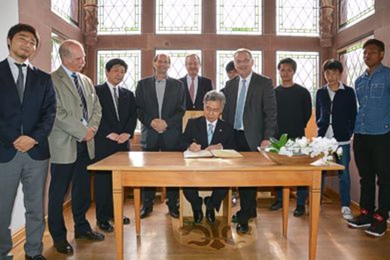 Im Beisein unter anderem von KANZAN-Geschäftsführer Matthias Simon (5.v.l.), Fußballtrainer Gert Engels (4.v.l.) und Bürgermeister Paul Larue (4.v.r.) trug sich der japanische Generalkonsul Kaoru Shimazaki auf Schloss Burgau in das Goldene Buch der Stadt Düren ein.
