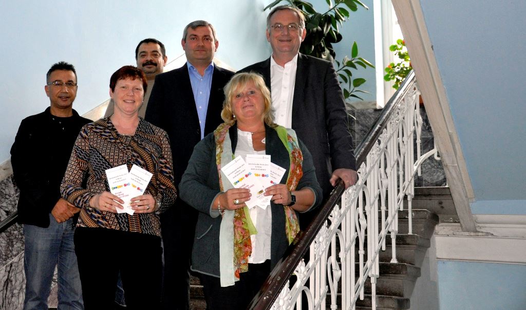 Sie haben für die Interkulturelle Woche 2015 ein schönes Programm zusammengestellt: Von rechts: Integrationsbeauftragte Ina Ruick und ihre Kollegin Birgit Franz, Zeki Gülacti, Vorstand DITIB-Moschee, 2. Reihe: Bürgermeister Paul Larue, Integrationsratsvorsitzender Nurullah Celik, Integrationsratsmitglied Mustafa Yeter.