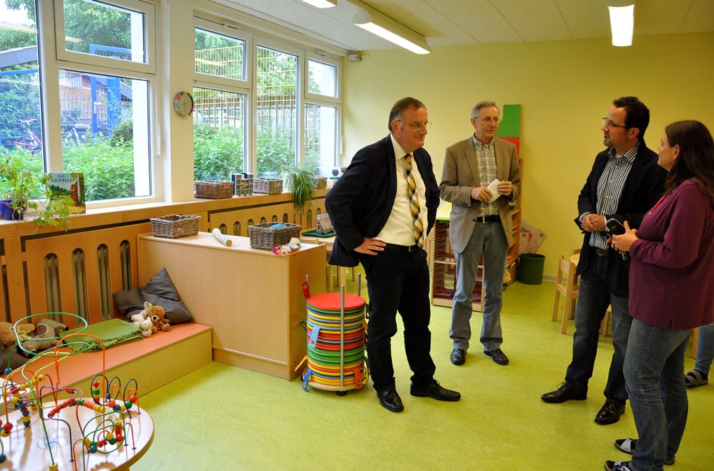 Auf 500 Quadratmetern sind helle freundliche Räume für die Kinder der Villa Winzig entstanden. (Von  links: Kita-Leiterin Ruth Altmeyer, Tobias Marks, Helmut Harperscheidt, Bürgermeister Paul Larue.)