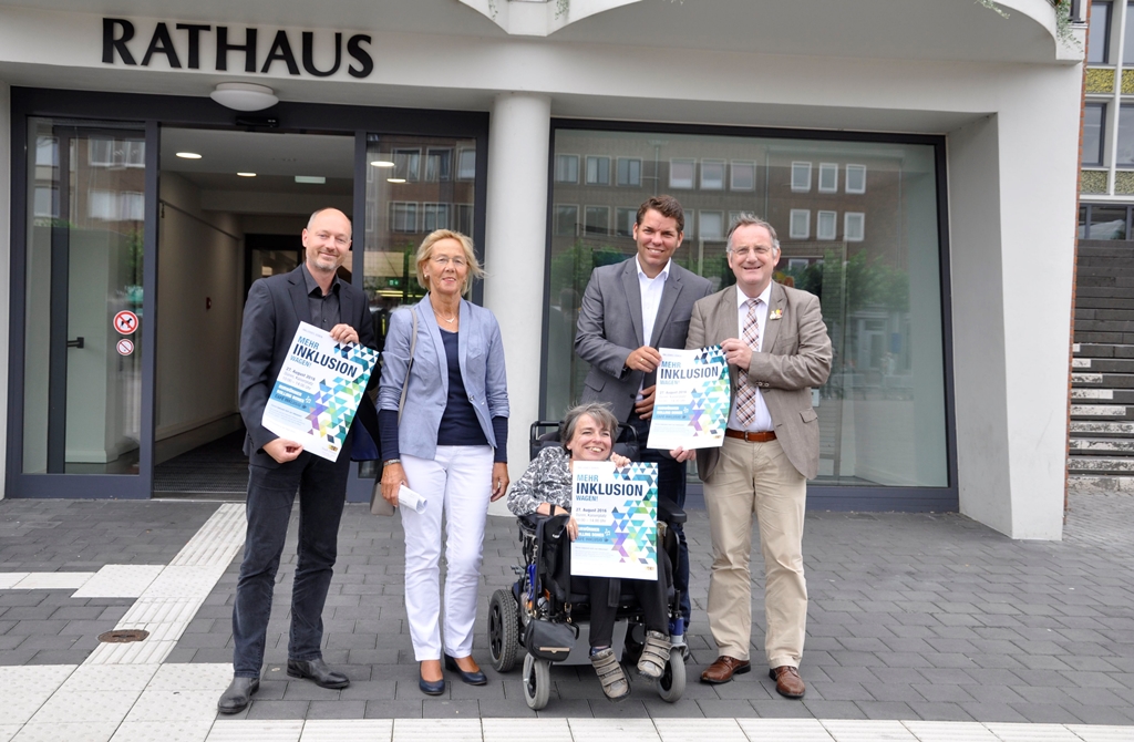 Foto: Die Organisatoren des Inklusionsfestes (v.l.:) Bernd Hoeber, Liesel Koschorreck und Birgit Kalwitz  freuen sich mit Sozialdezernent Thomas Hissel und Bürgermeister Paul Larue  auf die Veranstaltung.