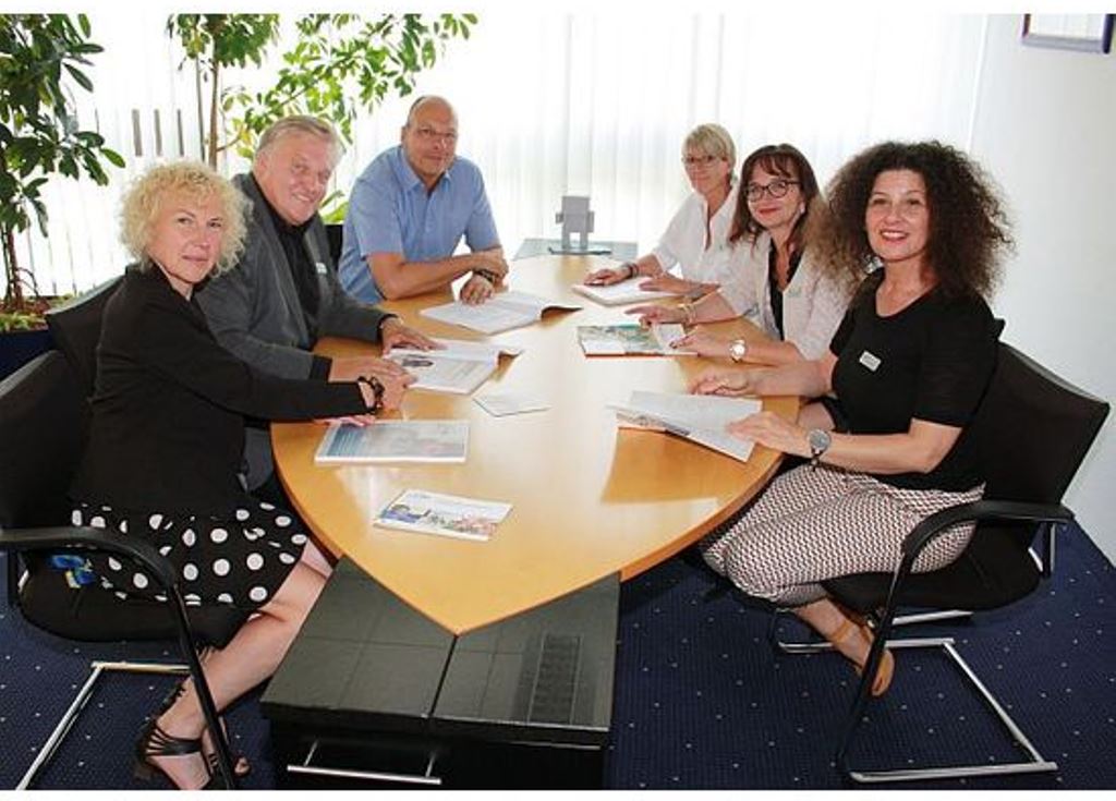 Landrat Wolfgang Spelthahn (2.v.r.) begrüßte jetzt mit Elke Borgmann (r.) und Susanne Herfs (3.v.r.) zwei langjährige Mitarbeiterinnen der Kreisverwaltung in neuer Funktion. Gemeinsam mit Uli Lennartz (3.v.l.) als Vertreter der Träger der freien Jugendhilfe werden sie die vielen Aufgaben im KeKiz-Präventionsbüro stemmen.