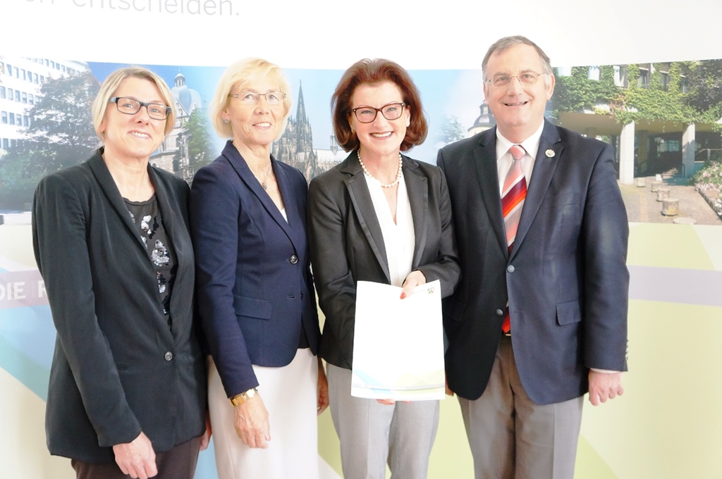 Foto: (v.l.n.r.) Ingola Schmitz MdL, Liesel Koschorreck MdL, Regierungspräsidentin Gisela Walsken und Bürgermeister Paul Larue.