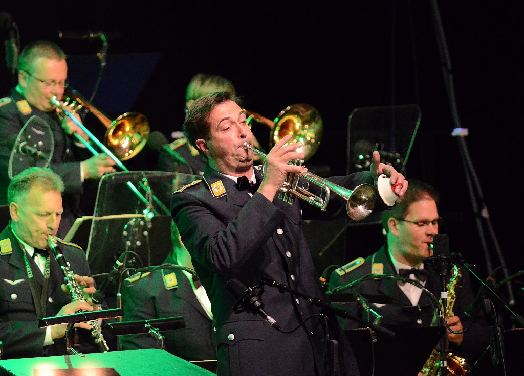 Volle Halle, großartige Stimmung: Die Big Band der Bundeswehr begeisterte zuletzt im April 2014 in der Arena Kreis Düren (im Foto). Am 4. März 2017 gibt das Ensemble dort wieder ein Benefizkonzert zugunsten von Carpe Diem, dem Förderverein der Onkologie im Krankenhaus Düren. Foto: C. Lammertz 