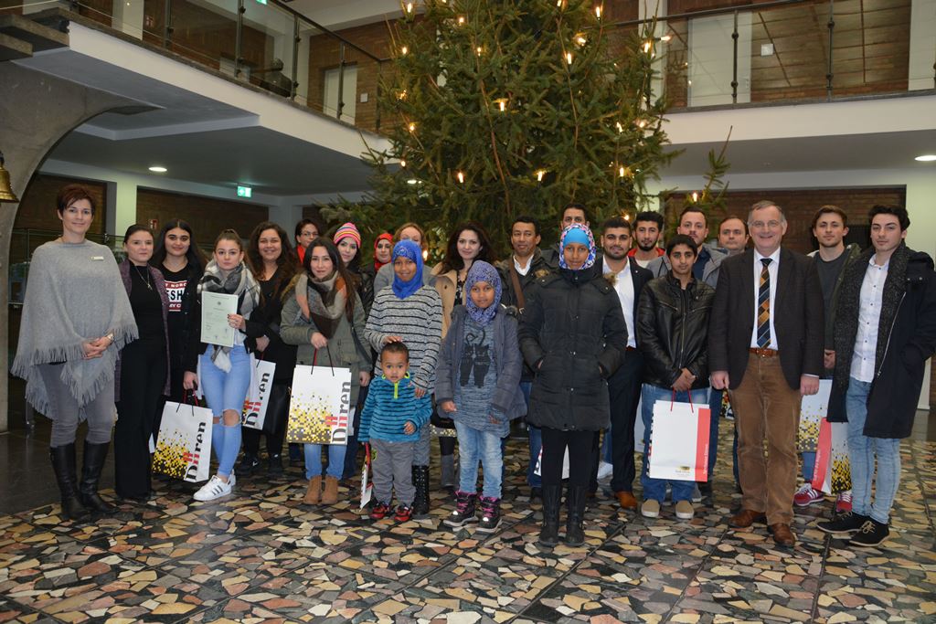 Zum Abschluss des Einbürgerungstermins gab es noch ein gemeinsames Gruppenfoto mit den neuen Staatsbürgern und Bürgermeister Paul  Larue im Rathausfoyer.
