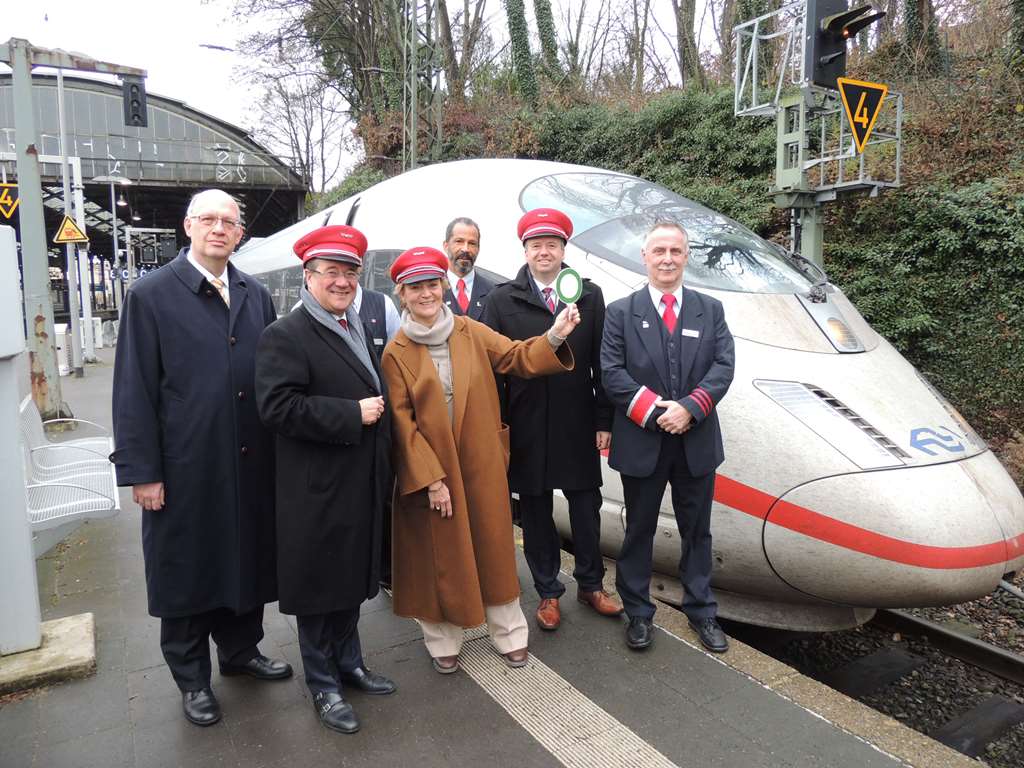 von links nach rechts: Werner Lübberink, Konzernbevollmächtigter der Deutschen Bahn für NRW, Armin Laschet, Mitglied des Landtages Nordrhein-Westfalen, Bürgermeisterin Dr. Margrethe Schmeer, Janio Savary (Deutsche Bahn), Heiko Sedlaczek, Geschäftsführer des Aachener Verkehrsverbunds und des Nahverkehrs Rheinland und Dirk Mackenbach (Deutsche Bahn) beim Abfahrauftrag für den ersten ICE, der am Sonntag (11. Dezember 2016) pünktlich um 10:21 Uhr den Aachener Hauptbahnhof auf Gleis 9 Richtung Brüssel verlassen hat. Foto: Stadt Aachen