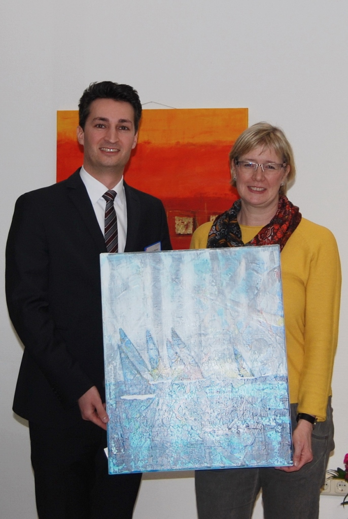 Foto (© S. Freyaldenhoven): Die Künstlerin Martina Geisler mit Alexander Weisser, kaufmännischer Direktor im St. Josef-Krankenhaus Linnich