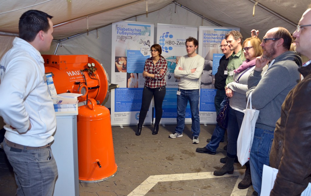 Die Behandlungsmöglichkeiten, die eine Druckkammer beispielsweise bei Rauchgasvergiftungen bietet, stießen auf großes Interesse der Teilnehmer am 6. Dürener Anästhesie Symposium. Foto: Krankenhaus Düren 