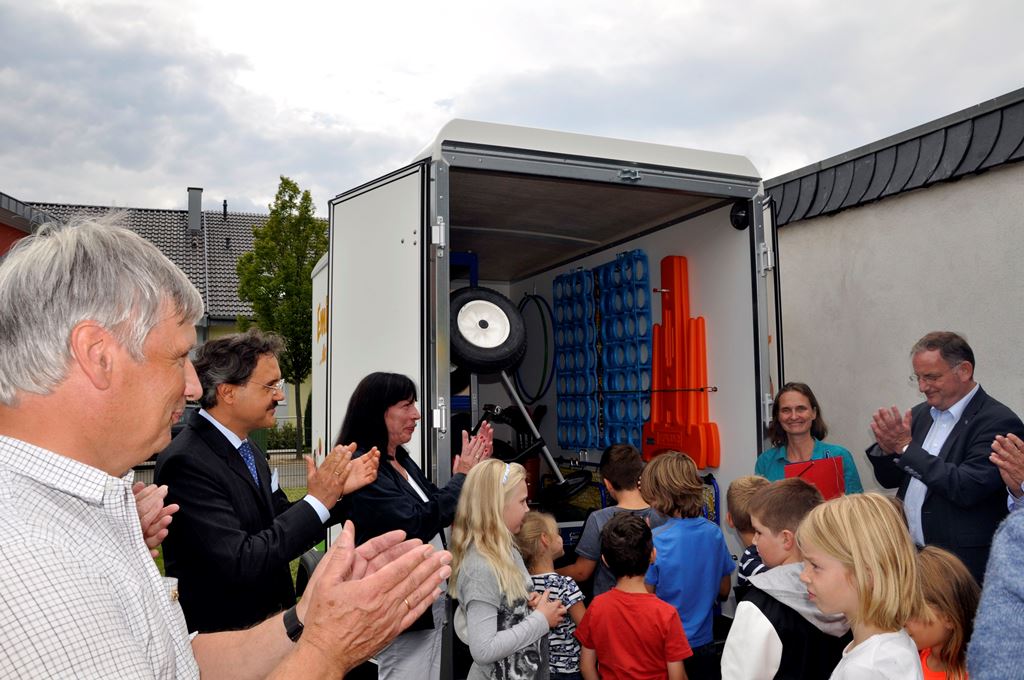 Foto: „Emilinchen“, hier beim ersten Einsatz in Derichsweiler, birgt zahlreiche Spielmöglichkeiten, ist wochenweise auf den Spielplätzen in Aktion.