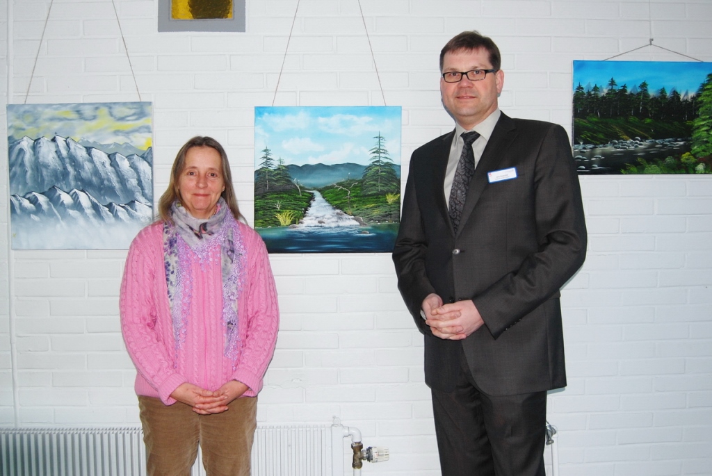Fotos (© S. Freyaldenhoven) v.l.: Hildegard Curtius und Jens Hauschild (kaufmännischer Direktor St. Elisabeth-Krankenhaus Jülich)