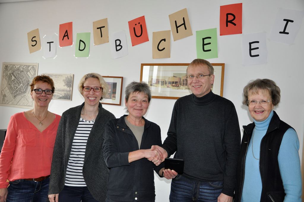 Foto: Verena Schloemer vom Förderverein der Stadtbücherei überreichte dem Gewinner Toni Heithoff den E-Reader.