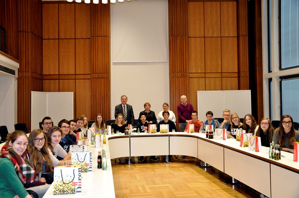 Foto: Bürgermeister Paul Larue begrüßte die Schülerinnen und Schüler und die sie begleitenden Lehrer im sanierten Sitzungssaal des Dürener Rathauses. 