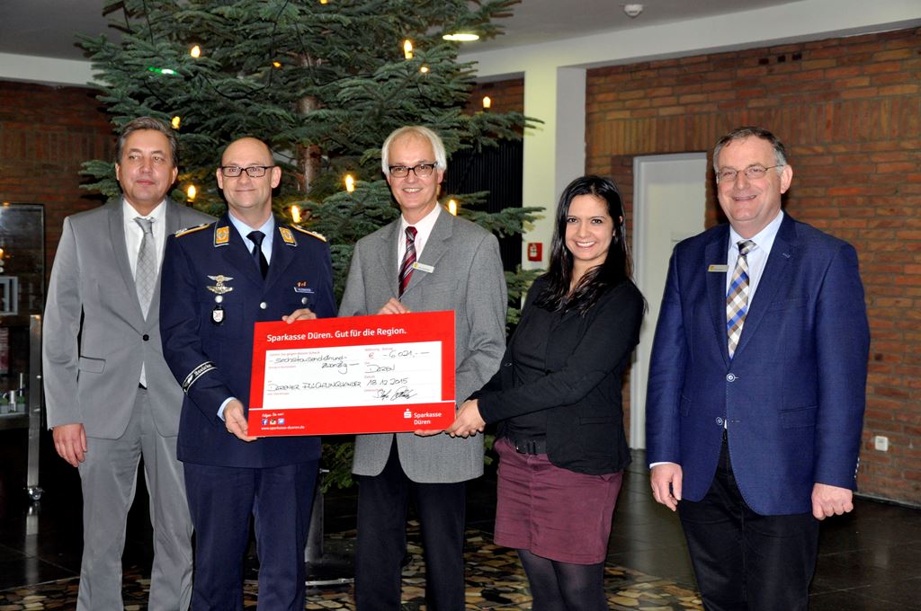 Foto: 6021 Euro Reinerlös aus dem 46. Wohltätigkeitskonzert gingen an die Flüchtlingskinder in Düren. Von links: Sparkassenvorstand Uwe Willner, Oberstleutnant Stefan Kleinheyer, Sozialamtsleiter Christian Sanfleber, Sozialpädagogin Nihal Cekme und Bürgermeister Paul Larue.