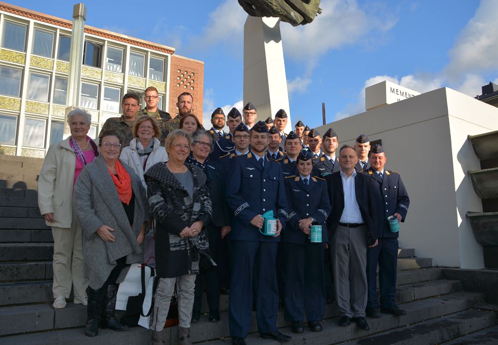 Foto: Bürgermeister Paul Larue dankte den Soldatinnen und Soldaten des Taktischen Luftwaffengeschwaders 31 „Boelcke“ sowie den Vertreterinnen der St. Anna Schützenbruderschaft für die Unterstützung bei der diesjährigen Haus- und Straßensammlung des Volksbundes Deutsche Kriegsgräberfürsorge.
