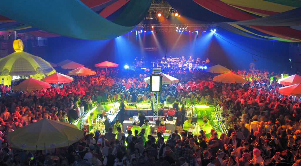 Die Vorbereitungen zum diesjährigen Behördenball an Weiberfastnacht in der Arena Kreis Düren laufen auf Hochtouren. Eine der größten Karnevalsveranstaltungen an Weiberfastnacht in der Region wird am Donnerstag, dem 4. Februar, bestimmt wieder viele Jecken in die Arena locken.