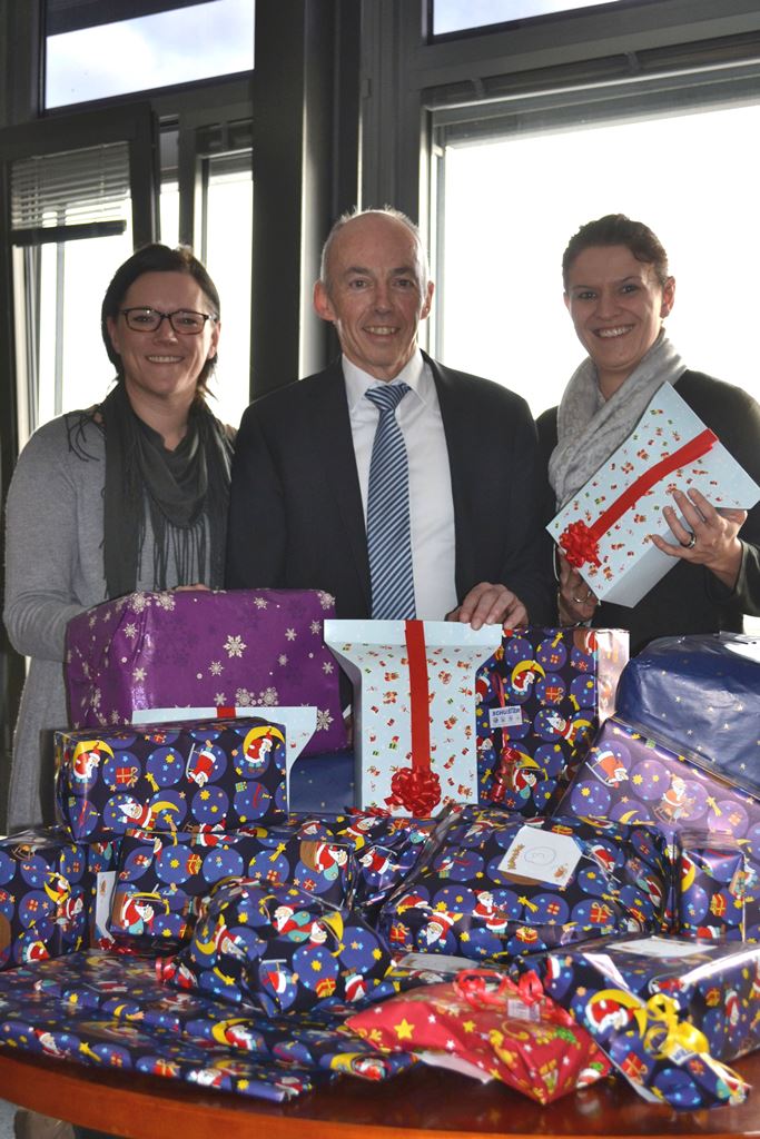 Foto: Jugendamtsleiter Ansgar Kieven freut sich mit den Kinderkrankenschwestern  über die Geschenke, die an die Jüngsten in Düren verteilt wurden.
