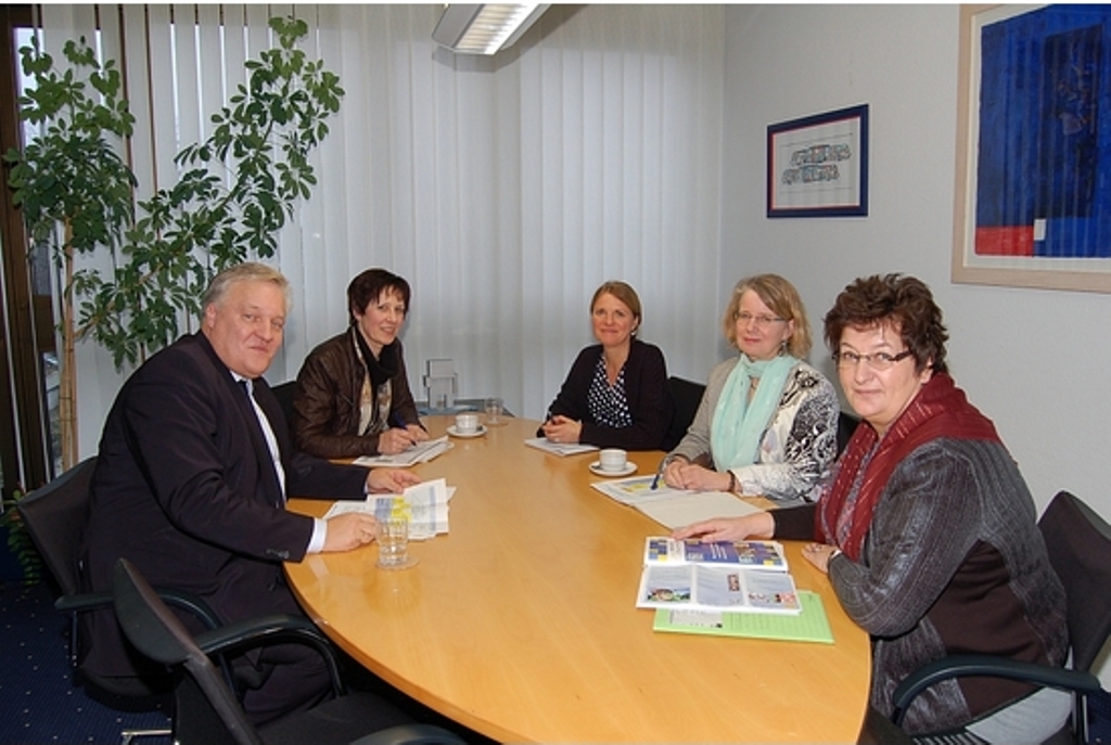 Die Landtagsabgeordnete Gudrun Zentis (r.) informierte sich im Kreishaus bei Landrat Wolfgang Spelthahn, Amtsleiterin Sybille Haußmann (2.v.r) sowie Andrea Rokuß (3.v.r.) und Margret Sieben über die vielfältige Arbeit des Regionalen Bildungsbüros. 
