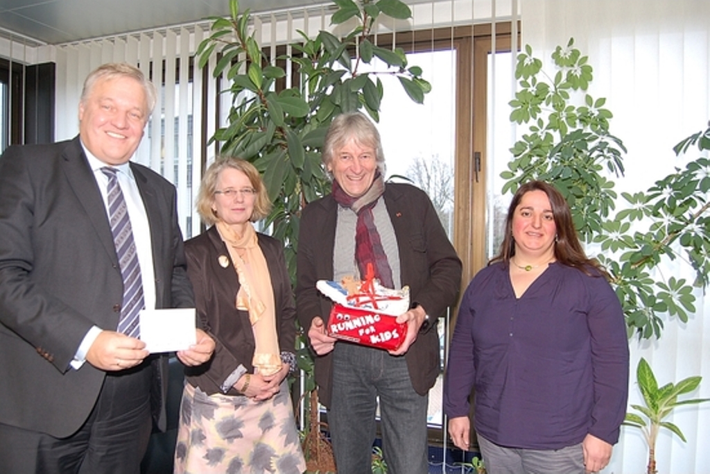 Landrat Wolfgang Spelthahn, Sybille Haußmann (v.l.) und Sevim Gercek (r.) dankten Pe-ter Borsdorff für seine 500 Euro-Spende zugunsten des ehrenamtlichen Dolmetscher-dienstes des Kommunalen Integrationszentrums. 