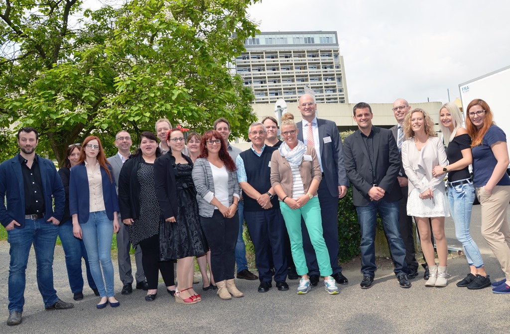 Nach neunmonatiger Ausbildung und 200 Unterrichtsstunden stehen sie bereit, die praktische Ausbildung im Krankenhaus Düren zu unterstützen: die neuen Praxisanleiter mit Lehrern, Pflegedienstleitung und Geschäftsführung. 