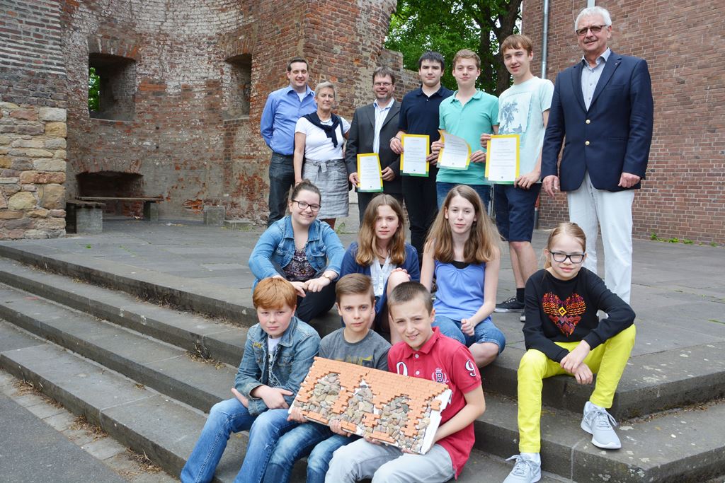 Foto (v.l.n.r): Ulrich Meyer (stellvertretender Schulleiter), Heike Kussinger-Stankovic (Untere Denkmalbehörde der Stadt Düren), Dr. Achim Jaeger , Christoph Dick, Jean Haffner, Jonas Heimbach, Paul Zündorf (Technischer Beigeordneter), Theresa Belke, Louisa Jahn, Julia Gülpen, Anna Marie Schmitz, Nils Palm, Rico Breinig, Leon von der Weyden (es fehlt: Simon Koch).