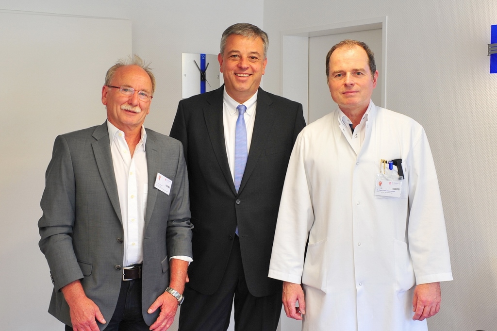 Foto (© K. Erdem) v.l.: Der neue Chefarzt der Unfallchirurgie im St. Marien-Hospital Düren, Dr. med. Hans Heuser gemeinsam mit Dipl.-Kfm. Bernd Koch und Dr. med. Hans-Peter Wüllenweber