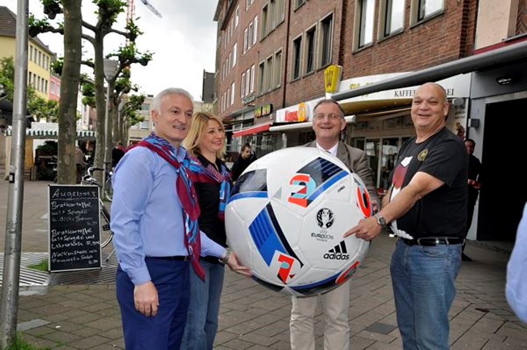 Vorfreude auf die EM-Tage, in denen König Fußball auf dem Kaiserplatz hochgehalten und gefeiert wird.