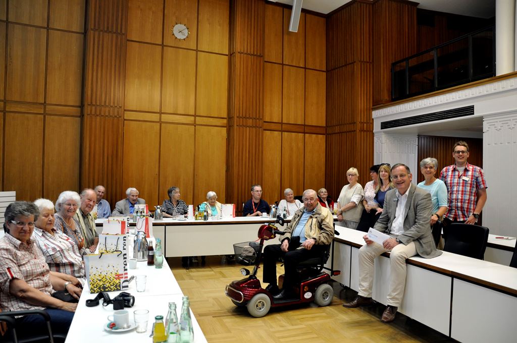 Foto: Im Ratssaal beantwortete  Bürgermeister Paul Larue der Gruppe aus dem AWO-Seniorenhaus Gürzenich Fragen zur Sanierung des Rathauses. 