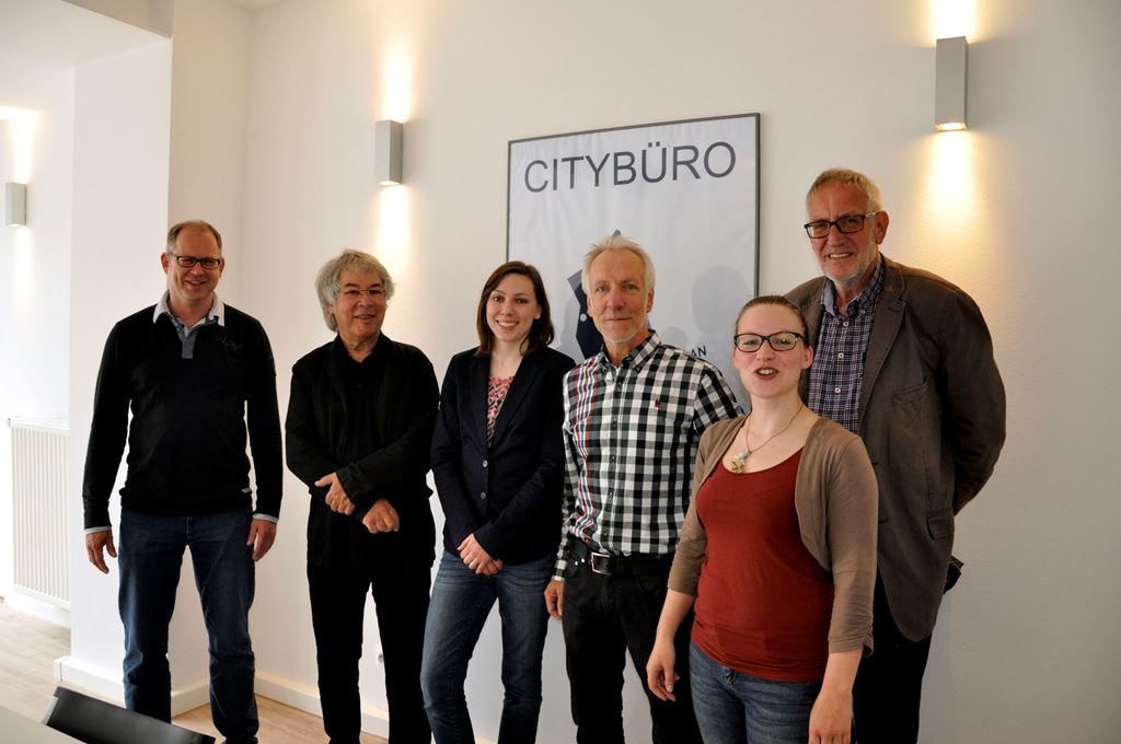 Das Team, das zu den Öffnungszeiten des Citybüros abwechselnd Beratungen zu verschiedenen Themen anbietet: Von links: Stadtentwickler Marcus Steffens, Stadtplaner Dr. Harald Heinz, Silja Bulla, Dieter Schmitz-Steger, Pia Röttger vom Amt für Stadtentwicklung und Amtsleiter Bernd Kürten.